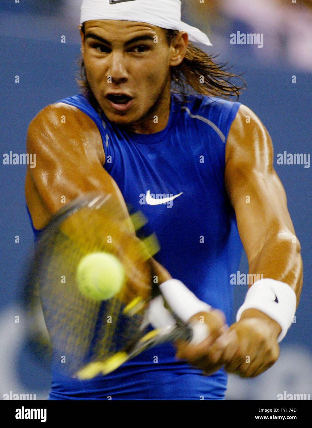 Rafael Nadal de l'Espagne, qui est classé deuxième, renvoie la balle à Scoville Jenkins (USA) au cours de la première série de leur match à l'US Open le 31 août 2005 à New York. (Photo d'UPI/Monika Graff) Banque D'Images