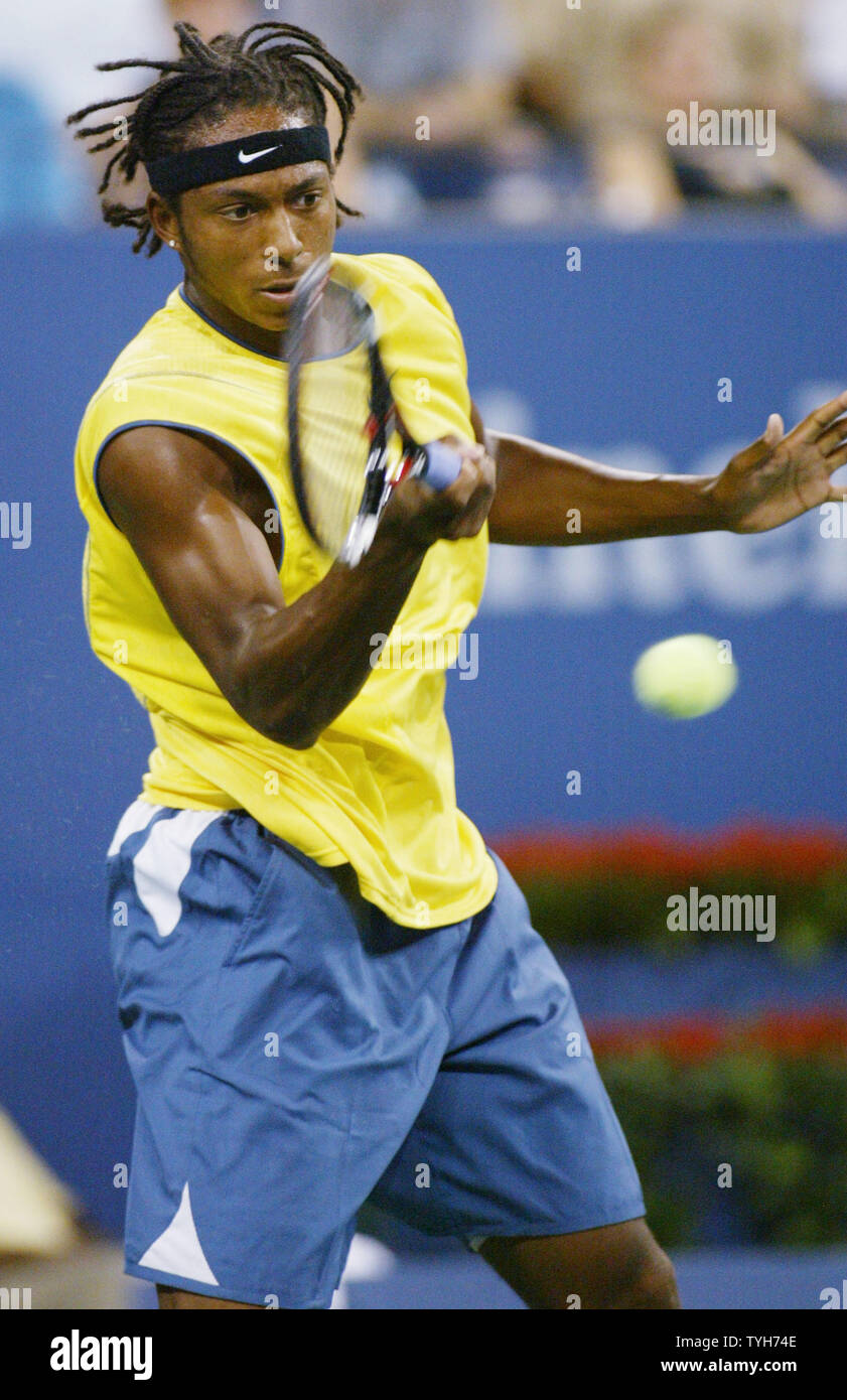 Scoville Jenkins (USA) renvoie la balle au premier tour de l'Espagne, qui est classé deuxième, au cours de la première série de leur match à l'US Open le 31 août 2005 à New York. (Photo d'UPI/Monika Graff) Banque D'Images