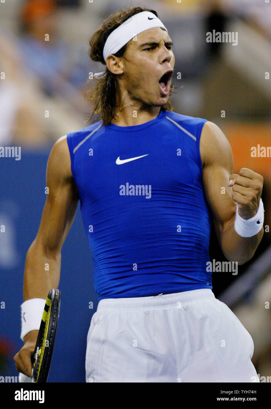 Rafael Nadal de l'Espagne, qui est classé deuxième, réagit comme il n'est qu'un point loin de vaincre Scoville Jenkins (USA) dans un match très serré pendant la première série de leur match à l'US Open le 31 août 2005 à New York. NAdal a gagné 6-4, 7-4, 6-4. (Photo d'UPI/Monika Graff) Banque D'Images