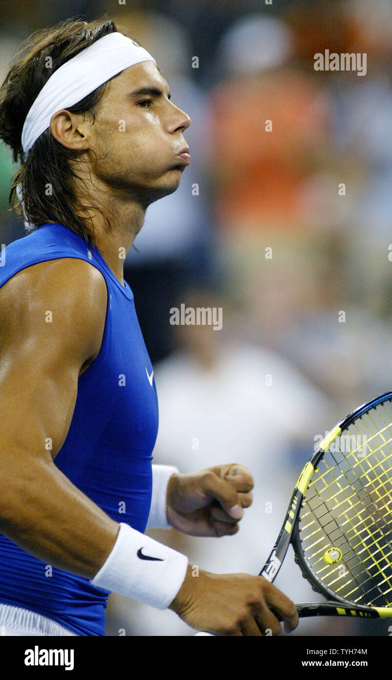 Rafael Nadal de l'Espagne, qui est classé deuxième, respirations un soupir de soulagement après avoir battu Scoville Jenkins (USA) dans un match très serré, 6-4, 7-5, 6-4 lors de la première série de leur match à l'US Open le 31 août 2005 à New York. (Photo d'UPI/Monika Graff) Banque D'Images