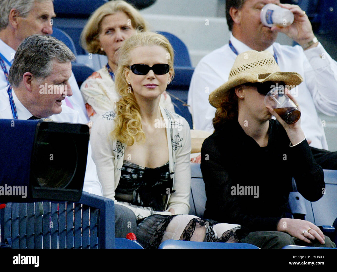 L'actrice Nicole Kidman, deuxième à gauche, observe alors que Roger Federer (Suisse) et de Leyton Hewitt ( Austrialia) lors de leur demi-finale à l'US Open de tennis qui s'est tenue au National Tennis Center le 10 septembre 2005 à New York. (Photo d'UPI/Monika Graff) Banque D'Images