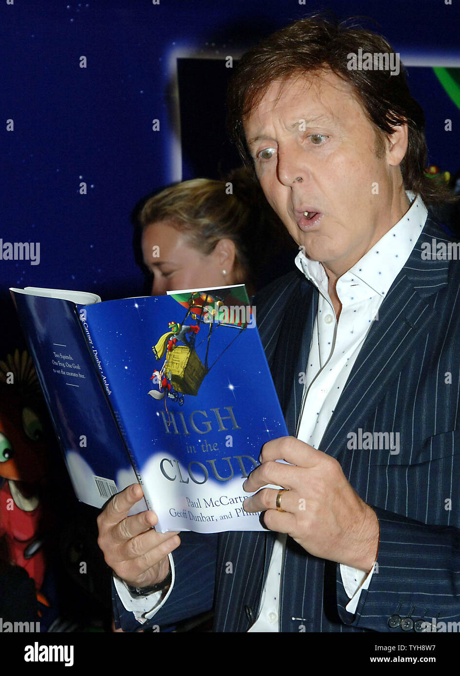 Sir Paul McCartney s'affiche sur 3 Octobre, 2005 au New York's librairie Barnes and Noble pour promouvoir son premier livre pour enfants 'dans les nuages" publié par Dutton Children's Book une division de Penguin Group Les jeunes lecteurs. (Photo d'UPI/EzioPetersen) Banque D'Images