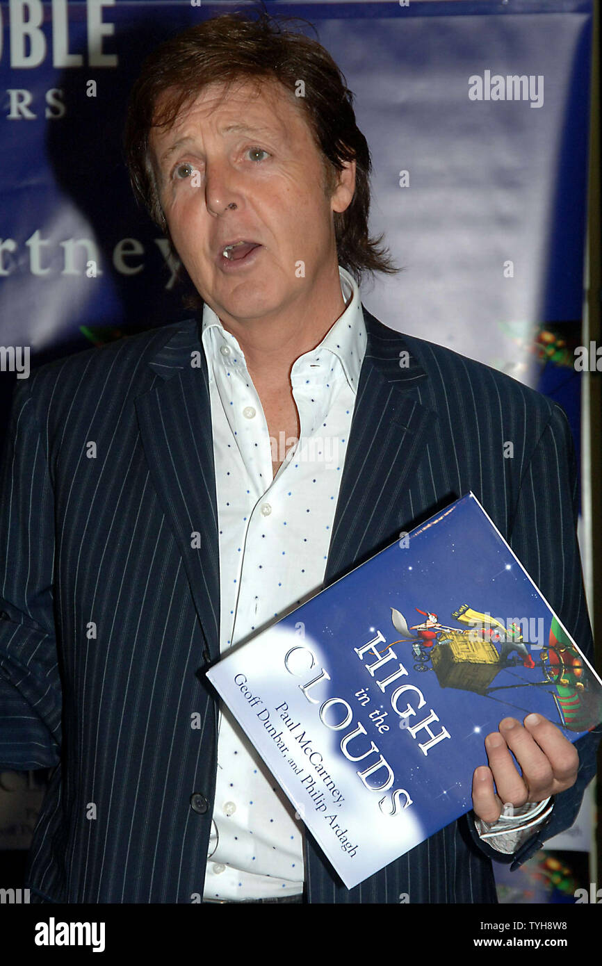 Sir Paul McCartney s'affiche sur 3 Octobre, 2005 au New York's librairie Barnes and Noble pour promouvoir son premier livre pour enfants 'dans les nuages" publié par Dutton Children's Book une division de Penguin Group Les jeunes lecteurs. (Photo d'UPI/EzioPetersen) Banque D'Images