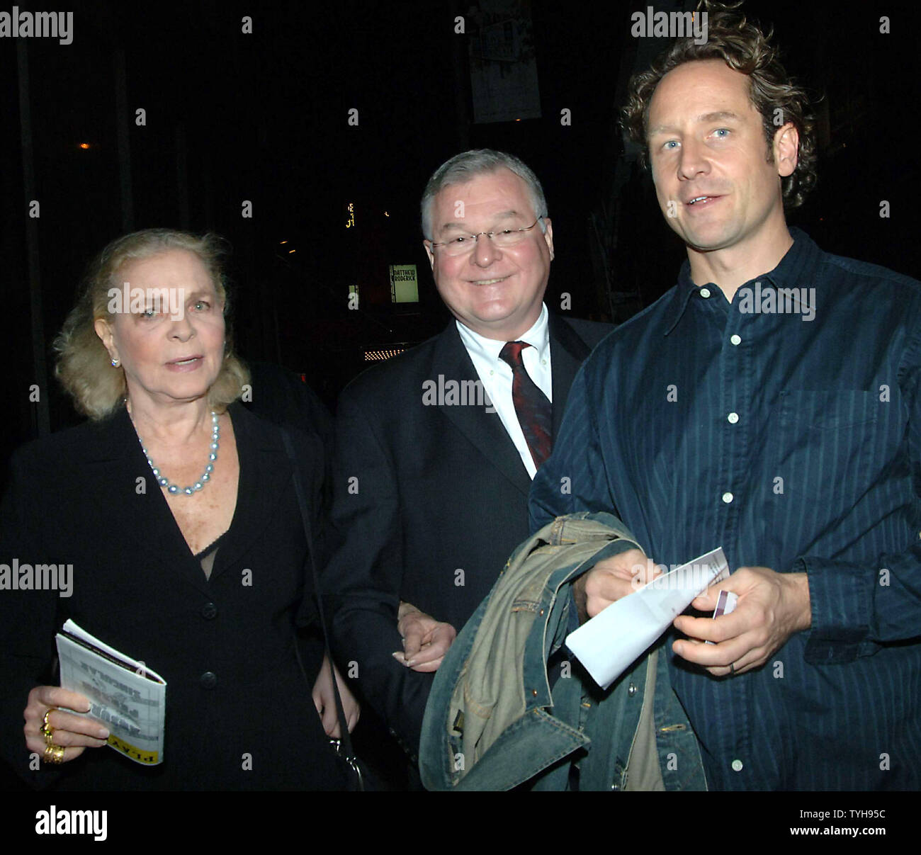 L'actrice Lauren Bacall et un ami de la famille (centre) sortir pour une nuit sur la ville 18 octobre 2005, après que son fils Sam Robards (à droite) a ouvert ses portes à Broadway dans la pièce 'Absurd Person Singular' (UPI Photo/Ezio Petersen) Banque D'Images