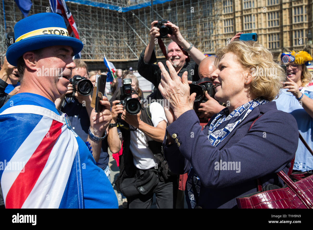 Londres, Royaume-Uni. 26 Juin, 2019. Anna Soubry, changement FRANCE MP pour Broxtowe, souhaite noter militant anti-Brexit Steve Bray de SODEM (Stand de Défi Mouvement européen) un heureux 50e anniversaire à l'extérieur du Parlement. Credit : Mark Kerrison/Alamy Live News Banque D'Images