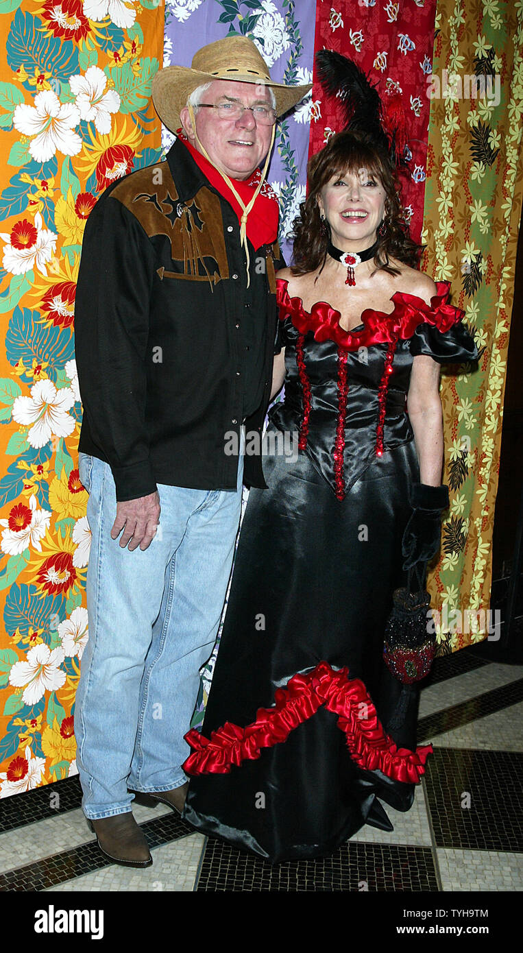 Phil donneuse et épouse Marlo Thomas arrivent pour le 10e anniversaire de Bette Midler est Hulaween' et 'Gala 60e anniversaire de bette célébration à l'hôtel Waldorf Astoria à New York le 31 octobre 2005. (Photo d'UPI/Laura Cavanaugh) Banque D'Images