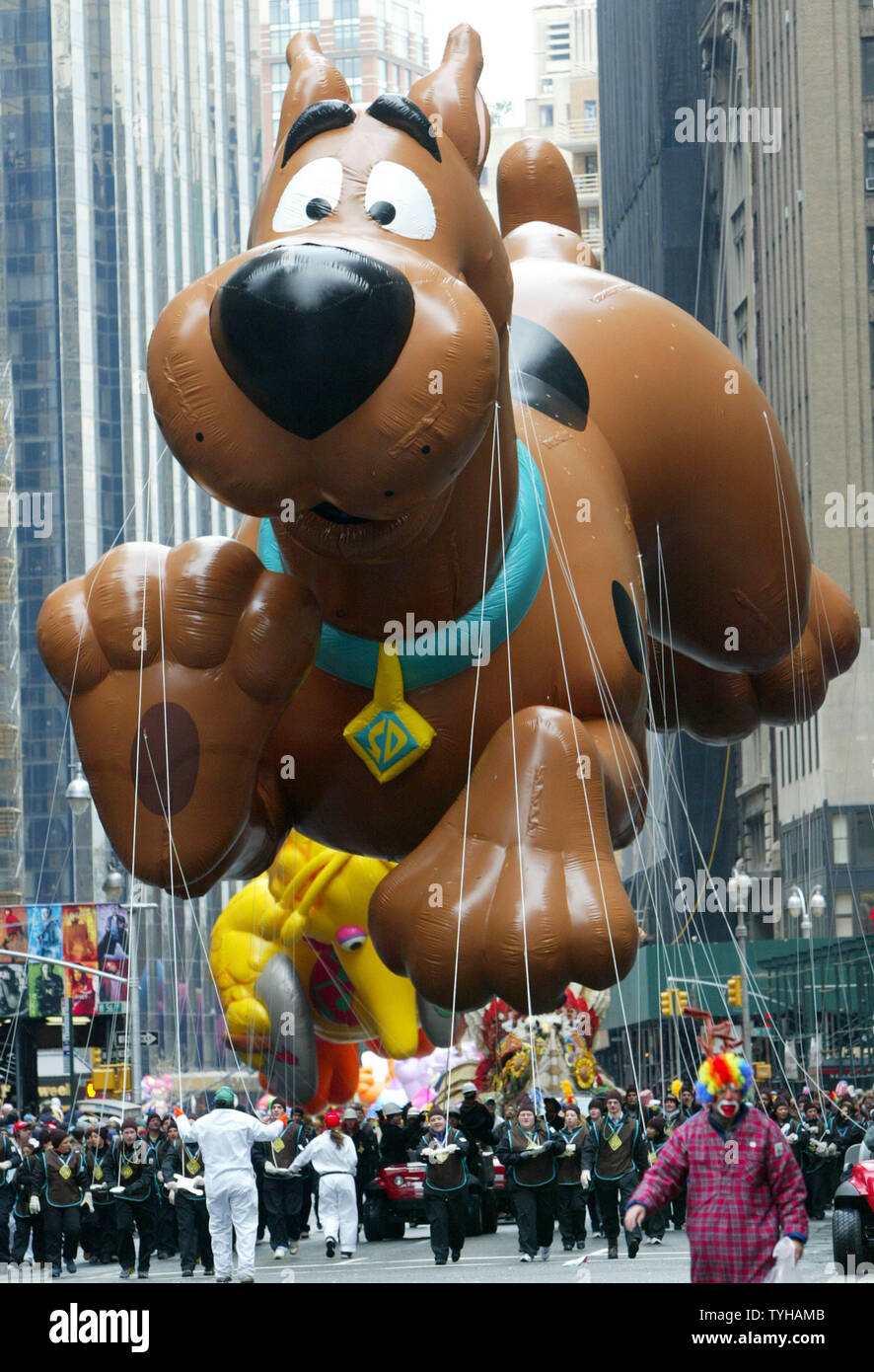 Scooby Doo l'hélium ballon géant, suivi de grand oiseau, est guidé sur  Broadway au cours de la 79e l'action de Macy's Day Parade le 24 novembre  2005 à New York. (Photo d'UPI/Monika