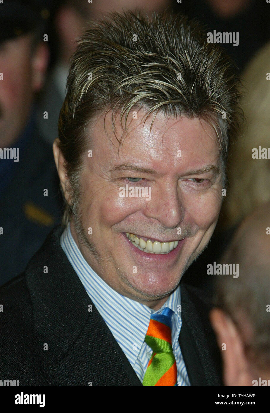 Le chanteur David Bowie arrive à la soirée d'ouverture de la jouer 'La couleur pourpre' qui a contribué à la production d'Oprah Winfrey au théâtre de Broadway, le 1 décembre 2005 à New York. (Photo d'UPI/Monika Graff) Banque D'Images
