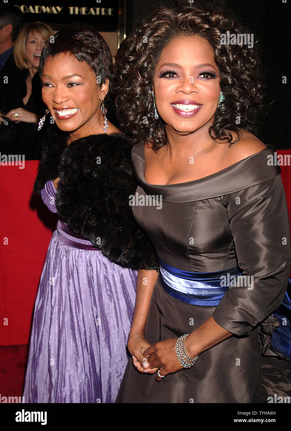 L'animateur de télévision Oprah Winfrey pose avec l'actrice Angela Bassett (à gauche) au théâtre de Broadway, le 1 décembre 2005 pour la soirée d'ouverture de la performance musicale de Broadway 'La couleur pourpre' Mme Winfrey a joué dans les années 80, version film d'Alice Walker livre et est le principal producteur de la comédie musicale. (Photo d'UPI/D.Van) Banque D'Images