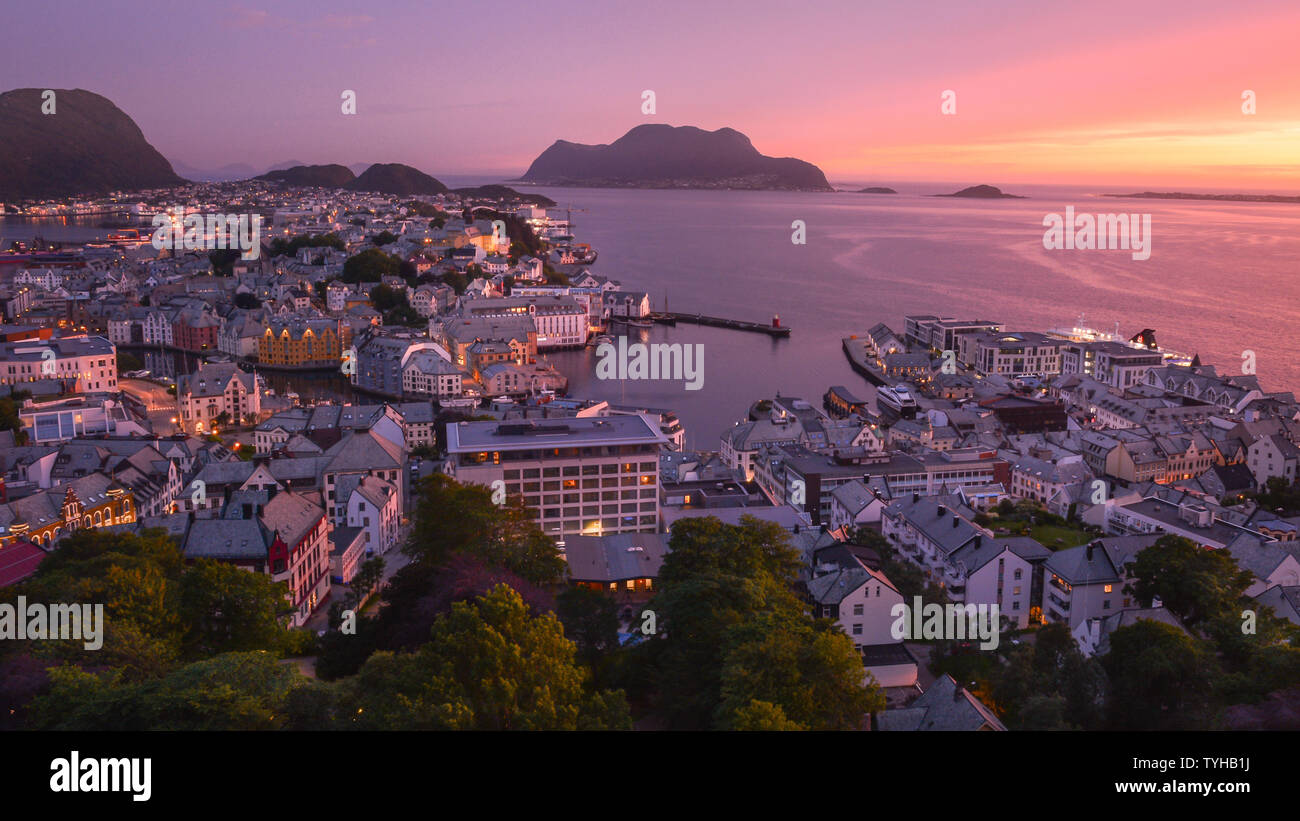 Belle lueur du soleil de minuit sur Alesund, Norvège Banque D'Images