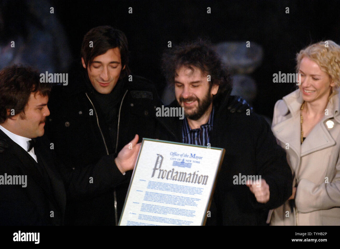 (De gauche à droite) : Jack Black, Adrien Brody, Peter Jackson et Naomi Watts à la déclaration du 5 décembre comme Journée King Kong New York City par le maire Michael Bloomberg et le casting de "King Kong" à Times Square à New York le 5 décembre 2005. (Photo d'UPI/Ezio Petersen) Banque D'Images