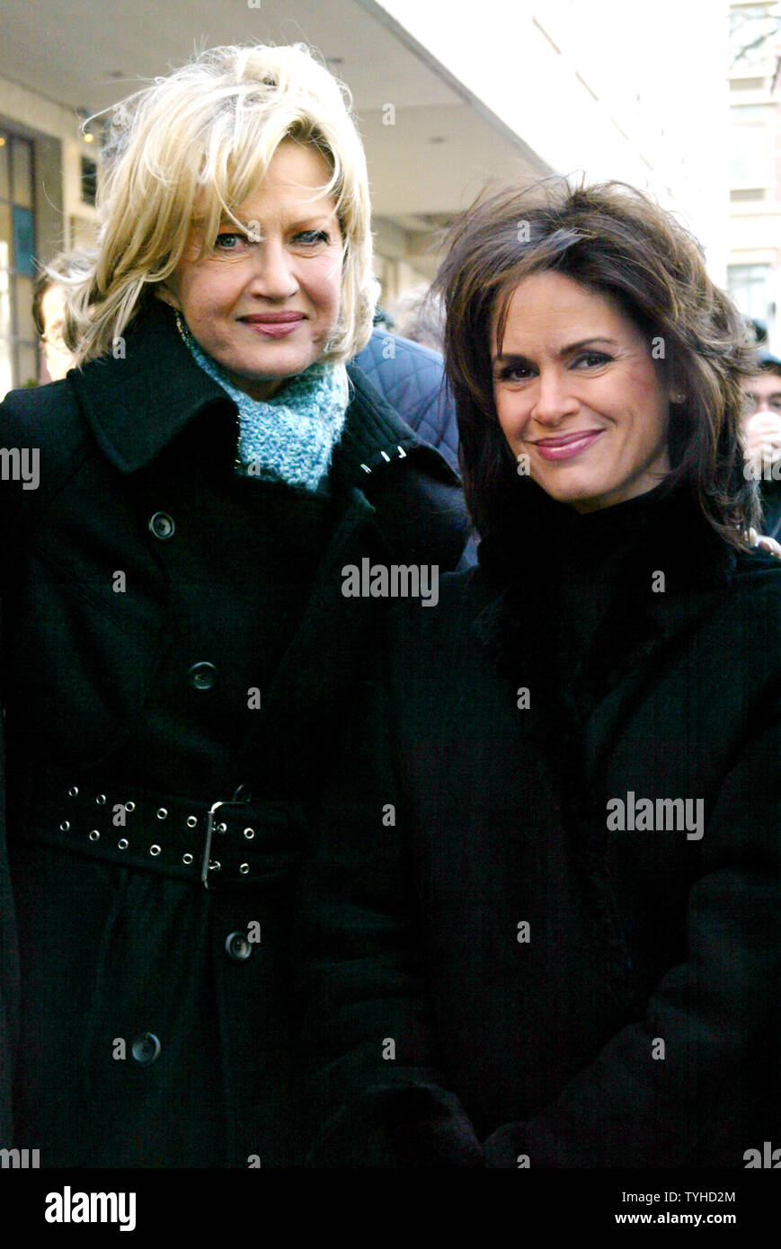Diane Sawyer (à gauche) et Elizabeth Vargas à la cérémonie organisée pour l'Re-Naming de West 66th Street à Peter Jennings Way au 66ème et Columbus Avenue à New York le 21 février 2006. (Photo d'UPI/Laura Cavanaugh) Banque D'Images