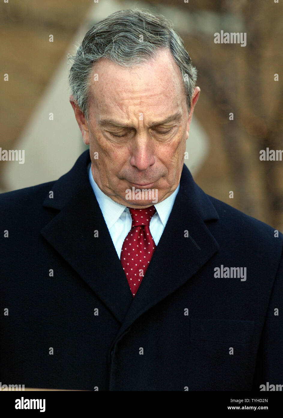 Maire de la ville de New York Michael Bloomberg assiste à la cérémonie pour le Re-Naming de West 66th Street à Peter Jennings Way au 66ème et Columbus Avenue à New York le 21 février 2006. (Photo d'UPI/Laura Cavanaugh) Banque D'Images