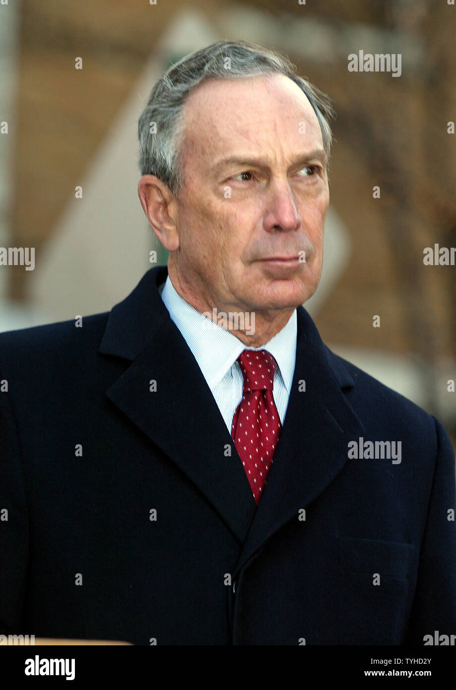 Maire de la ville de New York Michael Bloomberg assiste à la cérémonie pour le Re-Naming de West 66th Street à Peter Jennings Way au 66ème et Columbus Avenue à New York le 21 février 2006. (Photo d'UPI/Laura Cavanaugh) Banque D'Images