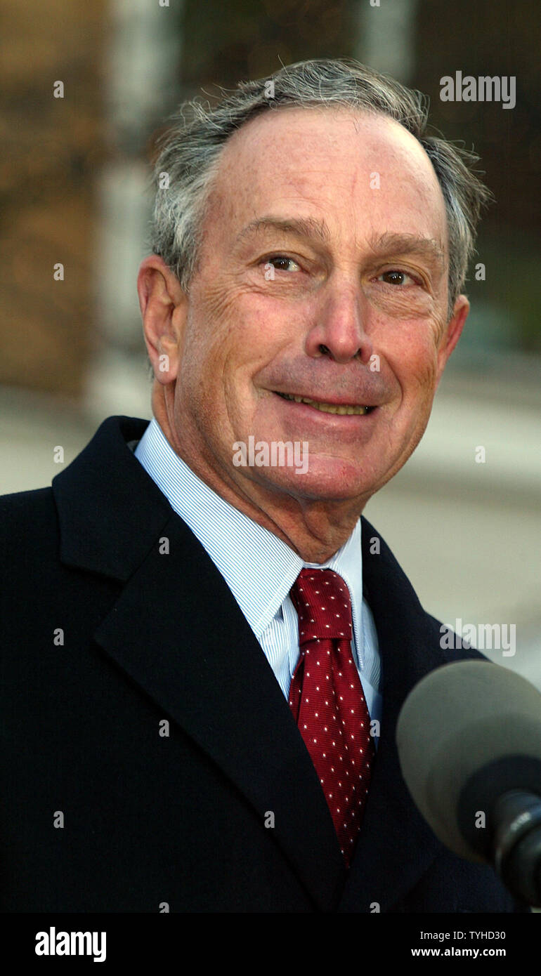 Maire de la ville de New York Michael Bloomberg assiste à la cérémonie pour le Re-Naming de West 66th Street à Peter Jennings Way au 66ème et Columbus Avenue à New York le 21 février 2006. (Photo d'UPI/Laura Cavanaugh) Banque D'Images
