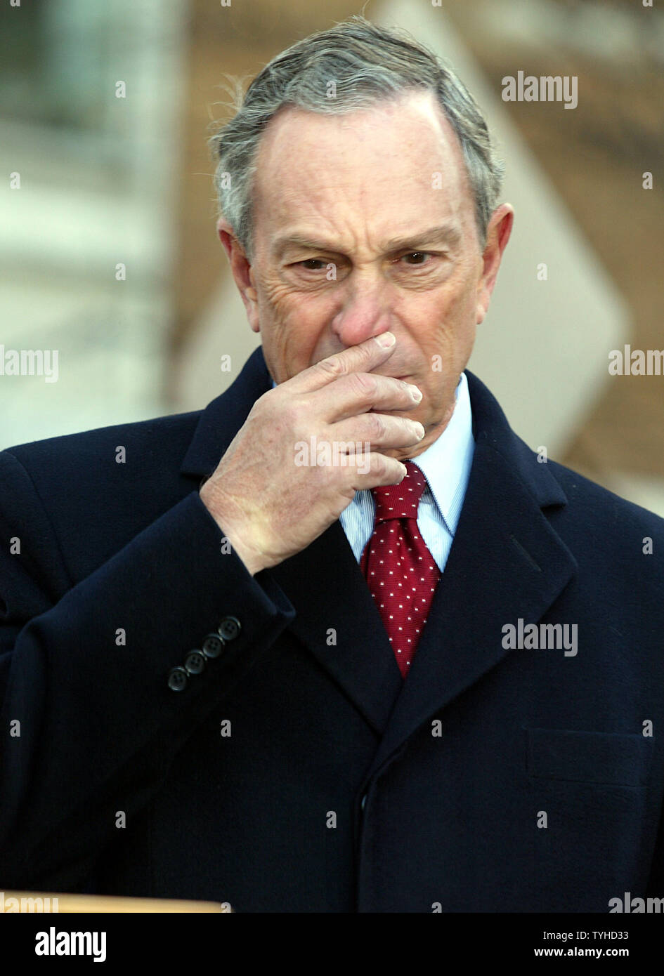 Maire de la ville de New York Michael Bloomberg assiste à la cérémonie pour le Re-Naming de West 66th Street à Peter Jennings Way au 66ème et Columbus Avenue à New York le 21 février 2006. (Photo d'UPI/Laura Cavanaugh) Banque D'Images