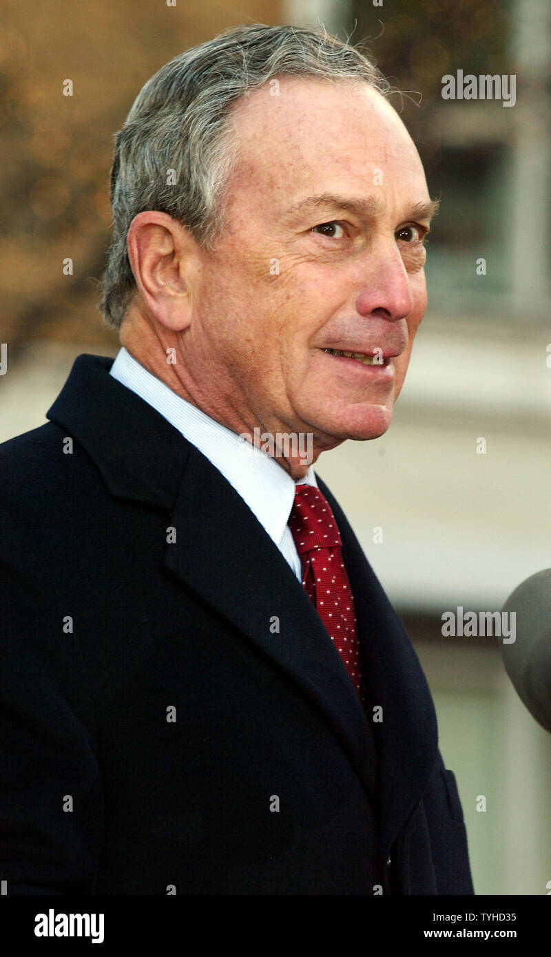 Maire de la ville de New York Michael Bloomberg assiste à la cérémonie pour le Re-Naming de West 66th Street à Peter Jennings Way au 66ème et Columbus Avenue à New York le 21 février 2006. (Photo d'UPI/Laura Cavanaugh) Banque D'Images