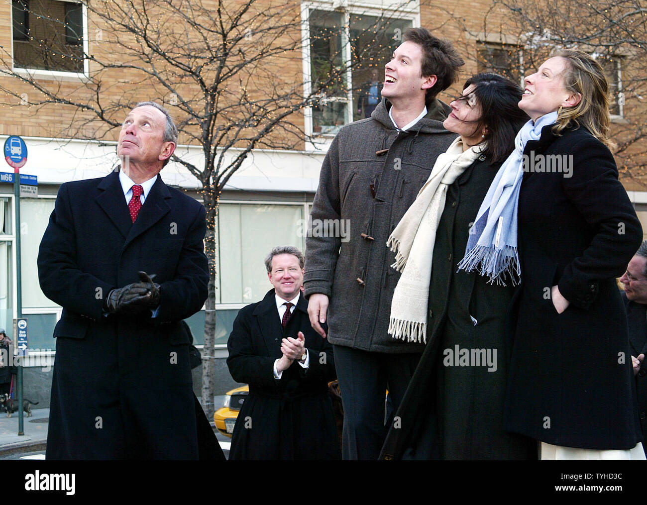 Maire de la ville de New York Michael Bloomberg (à gauche) avec Peter Jennings' fils Christopher, sa fille Elizabeth et veuve Kayce libérés à la cérémonie organisée pour l'Re-Naming de West 66th Street à Peter Jennings Way au 66ème et Columbus Avenue à New York le 21 février 2006. (Photo d'UPI/Laura Cavanaugh) Banque D'Images