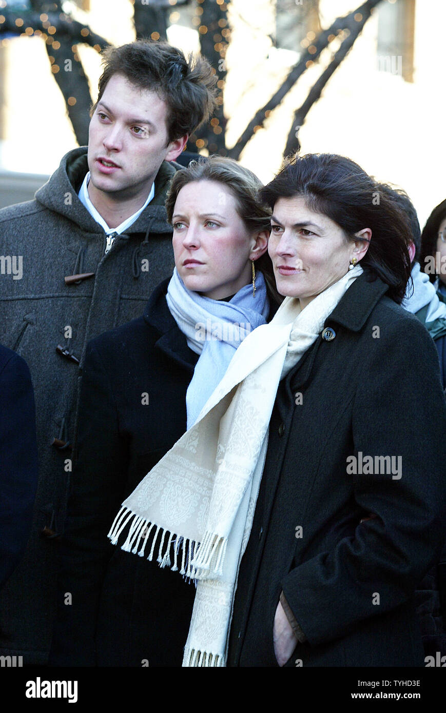 Peter Jennings veuve Kayce libéré, son fils Christopher et sa fille Elizabeth à la cérémonie organisée pour l'Re-Naming de West 66th Street à Peter Jennings Way au 66ème et Columbus Avenue à New York le 21 février 2006. (Photo d'UPI/Laura Cavanaugh) Banque D'Images