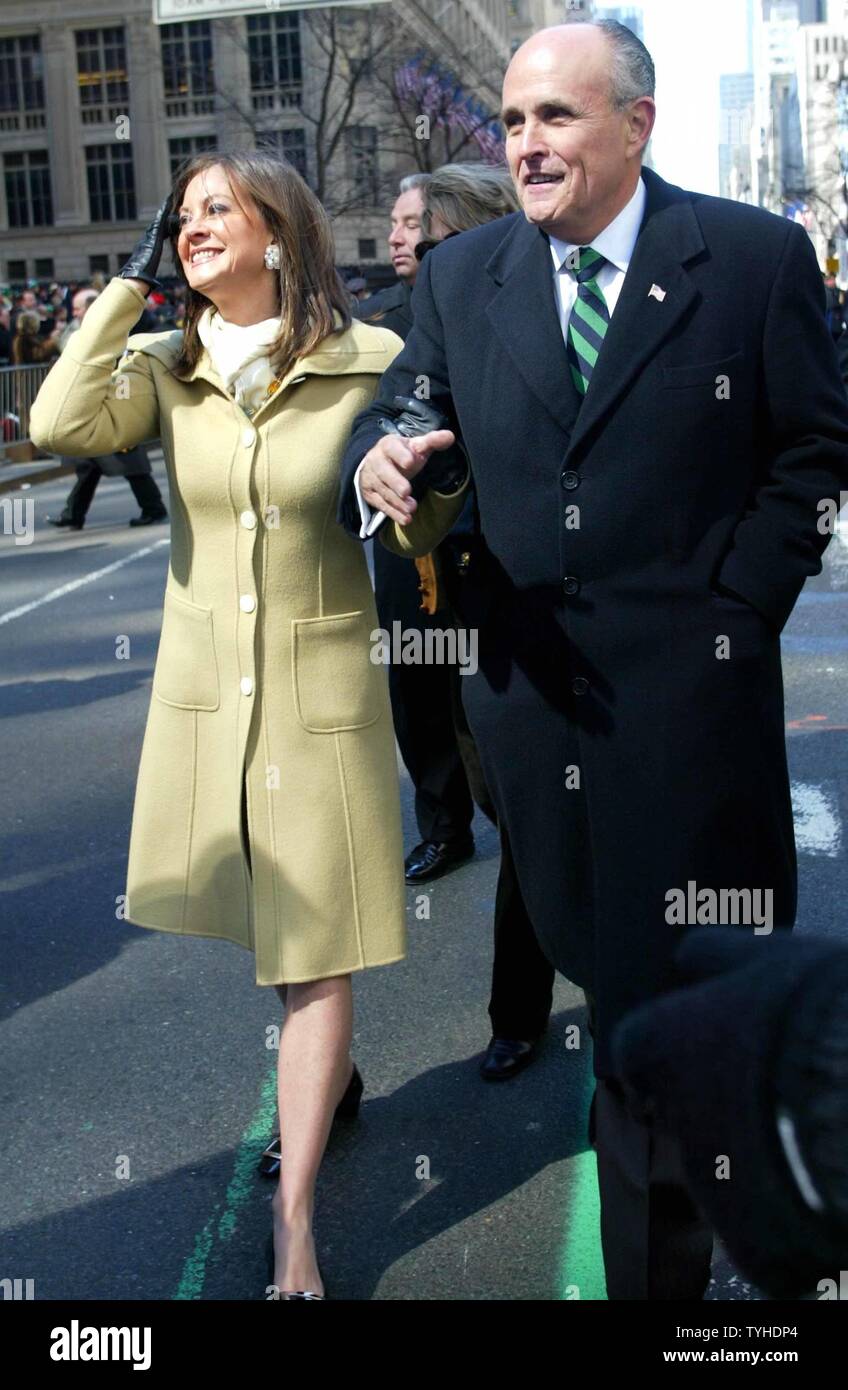 Ancien maire de la ville de New York, Rudy Giuliani et sa femme Judy mars jusqu'au cours de la Cinquième Avenue St Patrick Day parade le 17 mars 2006 dans la ville de New York. Le défilé, qui a eu lieu dans la ville depuis 1762, dispose d'environ 15 000 marcheurs et 400 bandes. (Photo d'UPI/Monika Graff) Banque D'Images