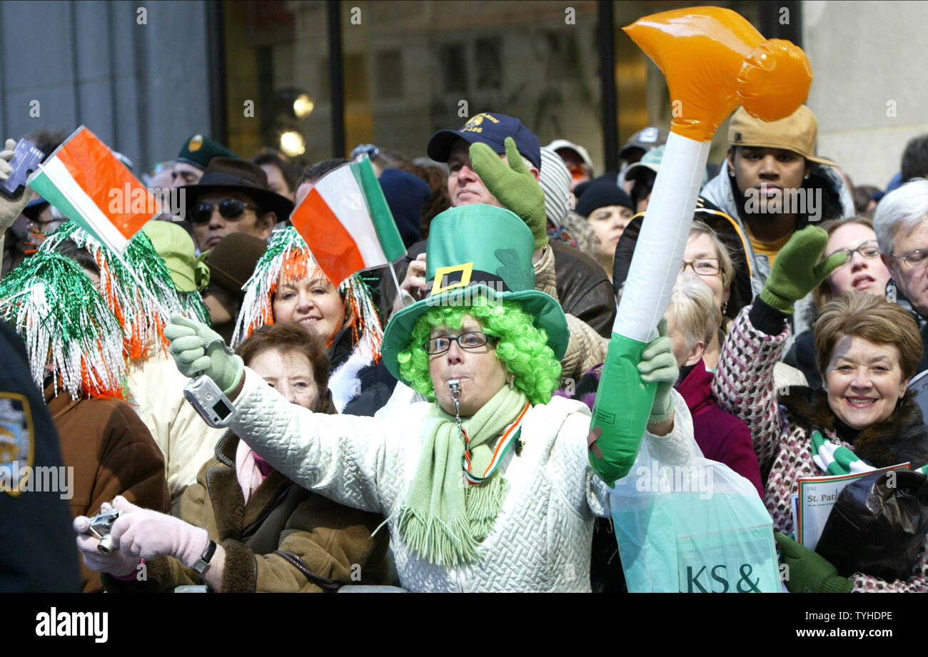 Environ millions de spectateurs le long de la Cinquième Avenue à regarder la parade de la St Patrick le 17 mars 2006 dans la ville de New York. Le défilé, qui a eu lieu dans la ville depuis 1762, dispose d'environ 15 000 marcheurs et 400 bandes. (Photo d'UPI/Monika Graff) Banque D'Images