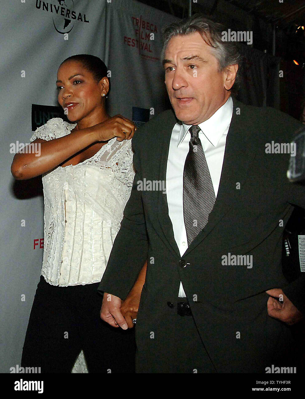 Acteur Robert DeNiro, fondateur du Tribeca Film Festival, et petite amie Grace Hightower assister à la première du film pour "United 93" qui a ouvert ses portes le 25 avril 2006 à New York pour lancer la 5e édition du Festival du film de Tribeca. (Photo d'UPI/Ezio Petersen) Banque D'Images