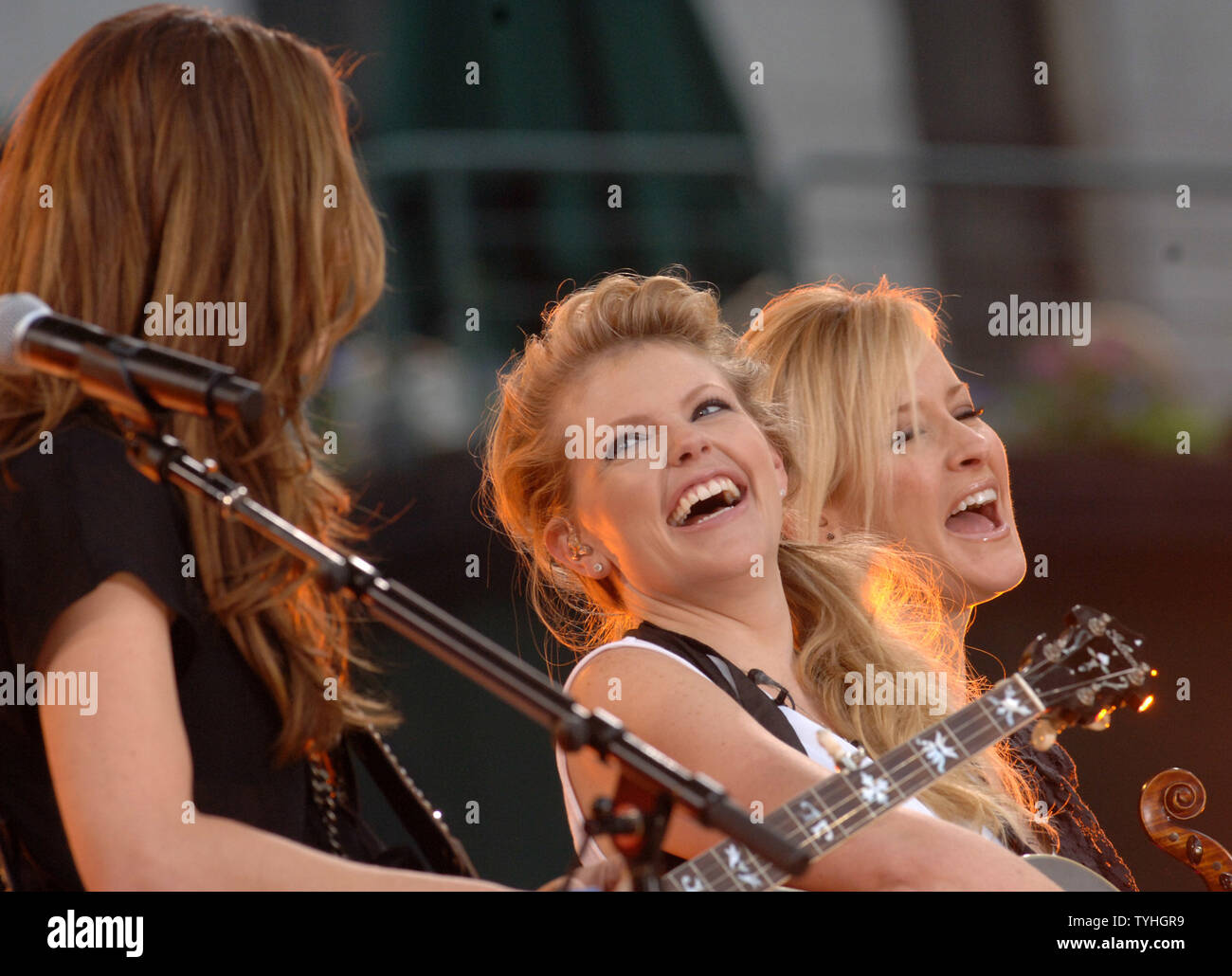 Country et Western Controversal 'Dixie groupe chantant des poussins (de gauche à droite) Emily Robison, Martie Maguire et Natalie Maines effectuer sur WABC tv show Good Morning America le 26 mai 2006. (Photo d'UPI/Ezio Petersen) Banque D'Images