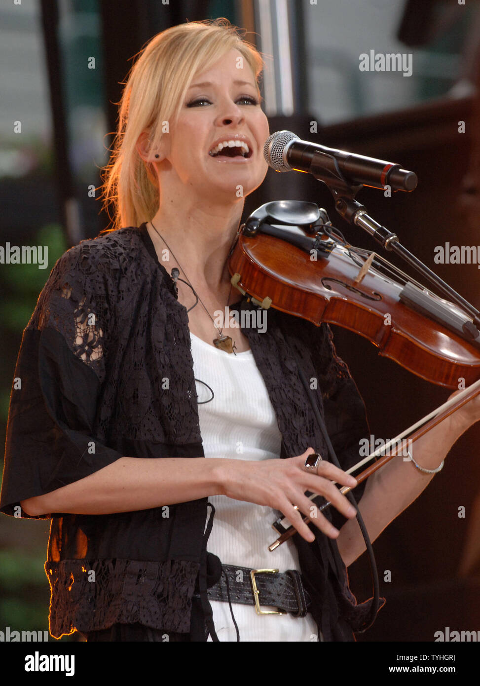 Martie Maguire, chanteur avec le groupe de country et western 'Dixie' poussins ( Emily Robison, Martie Maguire et Natalie Maines) effectue sur la télévision WABC show Good Morning America le 26 mai 2006. (Photo d'UPI/Ezio Petersen) Banque D'Images