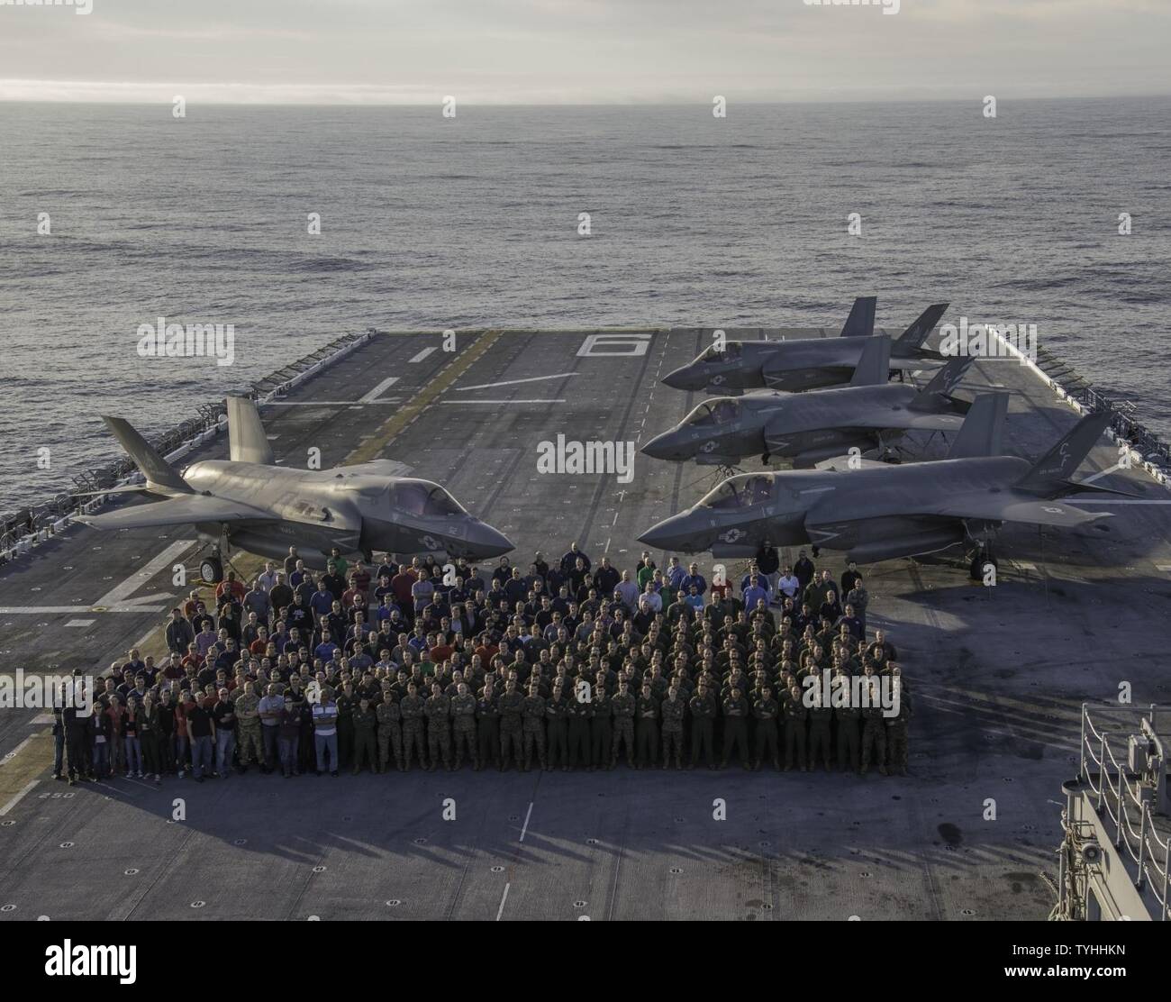 Océan Pacifique (nov. 11, 2016) photo de groupe des F-35B Lightning II le personnel menant à décollage/atterrissage vertical (STOVL) des opérations à bord de l'USS America (LHA 6) au cours de la troisième et dernière phase de test de développement (DT-III) de F-35B et de l'intégration. pertinence de l'opérateur Un large groupe de Pax River Force d'essai intégré (ITF), techniciens, ingénieurs, techniciens, logisticiens, personnel de soutien et pilotes d'essai de l'air salé de chiens Évaluation et essais (Escadron VX) 23 NAS attribués à Patuxent River, Maryland, sont à bord de l'USS America avec Marine Test de fonctionnement et d'évaluation (Escadron VMX) Banque D'Images