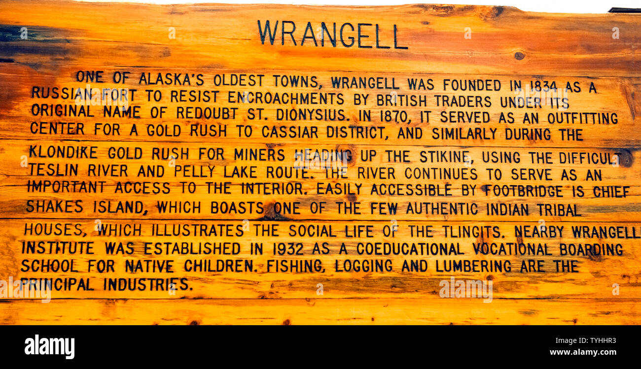 Une piscine-météo panneau en bois usés explique l'histoire des débuts de Wrangell, une des plus anciennes villes de l'Alaska, USA. Il a commencé en 1834 lorsque Fort Dionysius a été construit par les Russes pour protéger leurs intérêts dans le commerce des fourrures de loutres de mer. Wrangell devint plus tard un centre d'approvisionnement pour les prospecteurs à l'aide de la rivière Stikine à atteindre d'or au Canada, y compris le Klondike. La ville dispose également d'une histoire de longue date avec les Indiens Tlingit autochtone que les touristes peuvent partager en visitant l'île secoue pour voir les totems sculptés et récemment restauré un tribal house. Banque D'Images