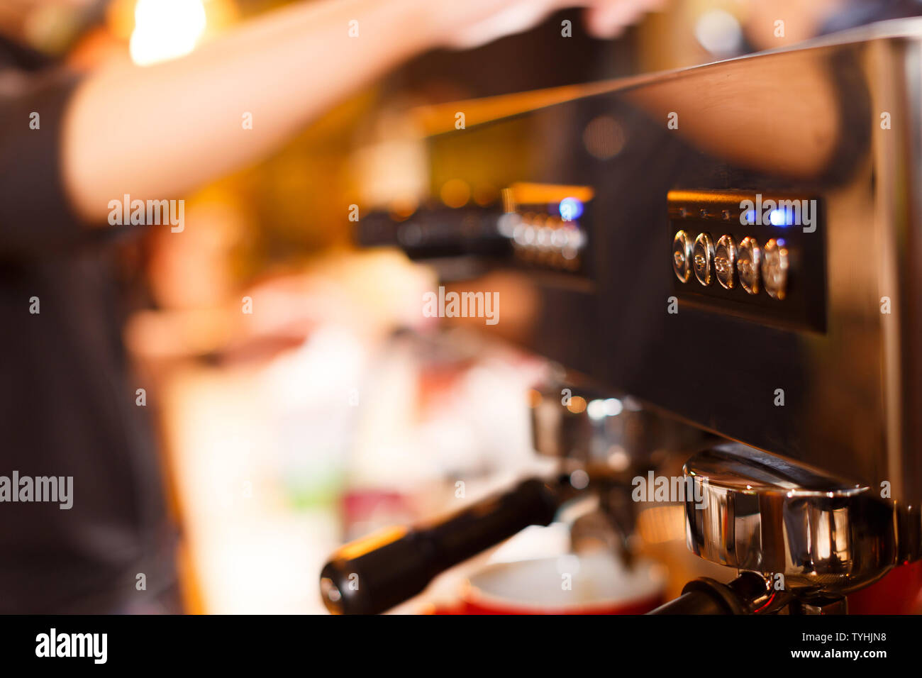 Serveuse et serveur sont en service Banque D'Images