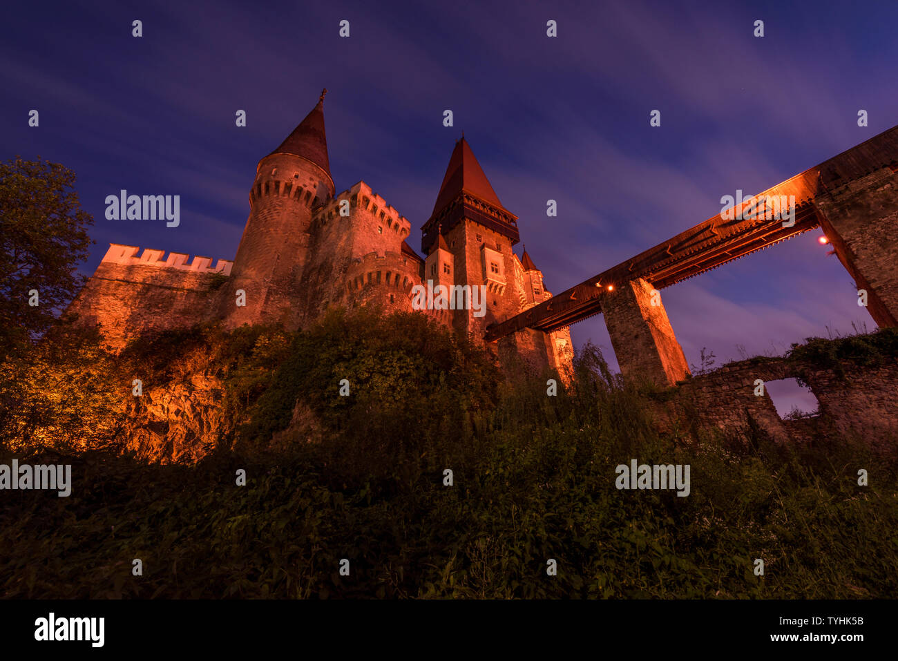 Le Corvin Castle est serein, imposant, intéressant, rien à commenter. Il attire de nombreux touristes chaque année, il est photographié sous tous les angles et Banque D'Images