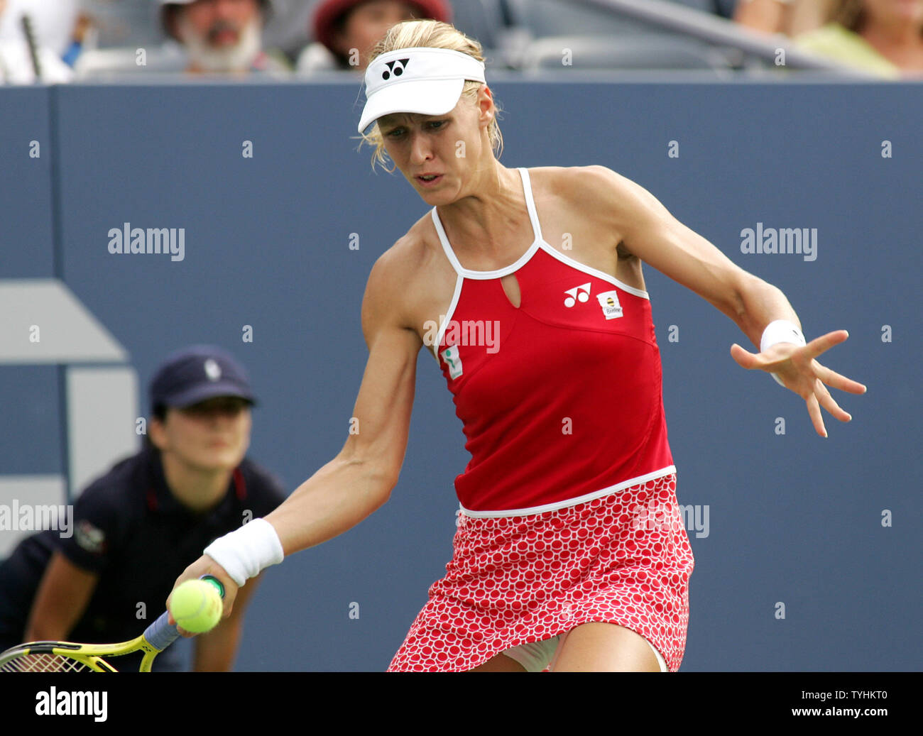 Elena Dementieva de Russie, qui est classé quatrième, renvoie la balle à Laura Granville (USA) au cours de l'action premier tour à l'US Open s'est tenue à l'USTA National Tennis Center dans le 28 août 2006 à New York. (Photo d'UPI/Monika Graff) Banque D'Images