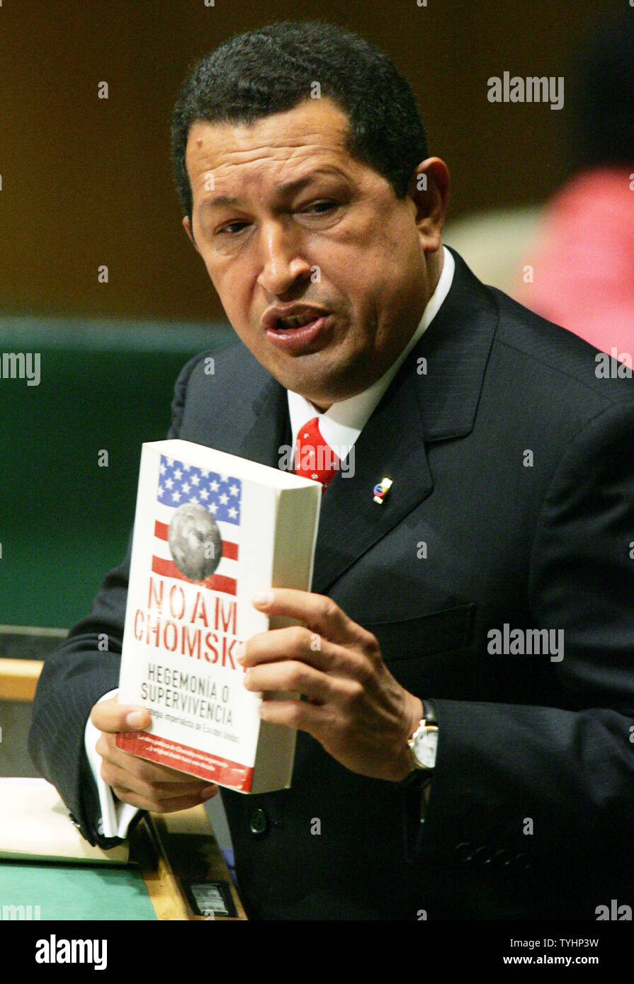 Hugo Chavez, président du Venezuela, est titulaire d'un exemplaire du livre de Noam Chomsky comme il critique la politique américaine à l'égard de son pays alors qu'il traite de la 61e session de l'Assemblée générale à l'Organisation des Nations Unies en septembre 2006 à New York. (Photo d'UPI/Monika Graff) Banque D'Images