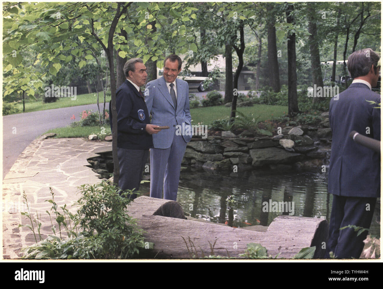 Richard Nixon et Leonid Brejnev parle en dehors du Camp David, Portée et contenu : Sur la photo : Leonid Brehznev, Richard M. Nixon. Sujet : Camp David. Banque D'Images