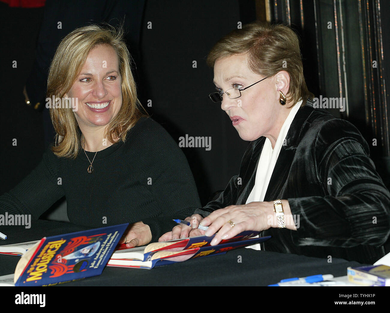 Julie Andrews (à droite) et sa fille Emma Walton Hamilton signer des copies de leur nouveau livre 'Le Grand Américain Mousical" chez Madame Tussauds à New York le 30 janvier 2007. (Photo d'UPI/Laura Cavanaugh) Banque D'Images