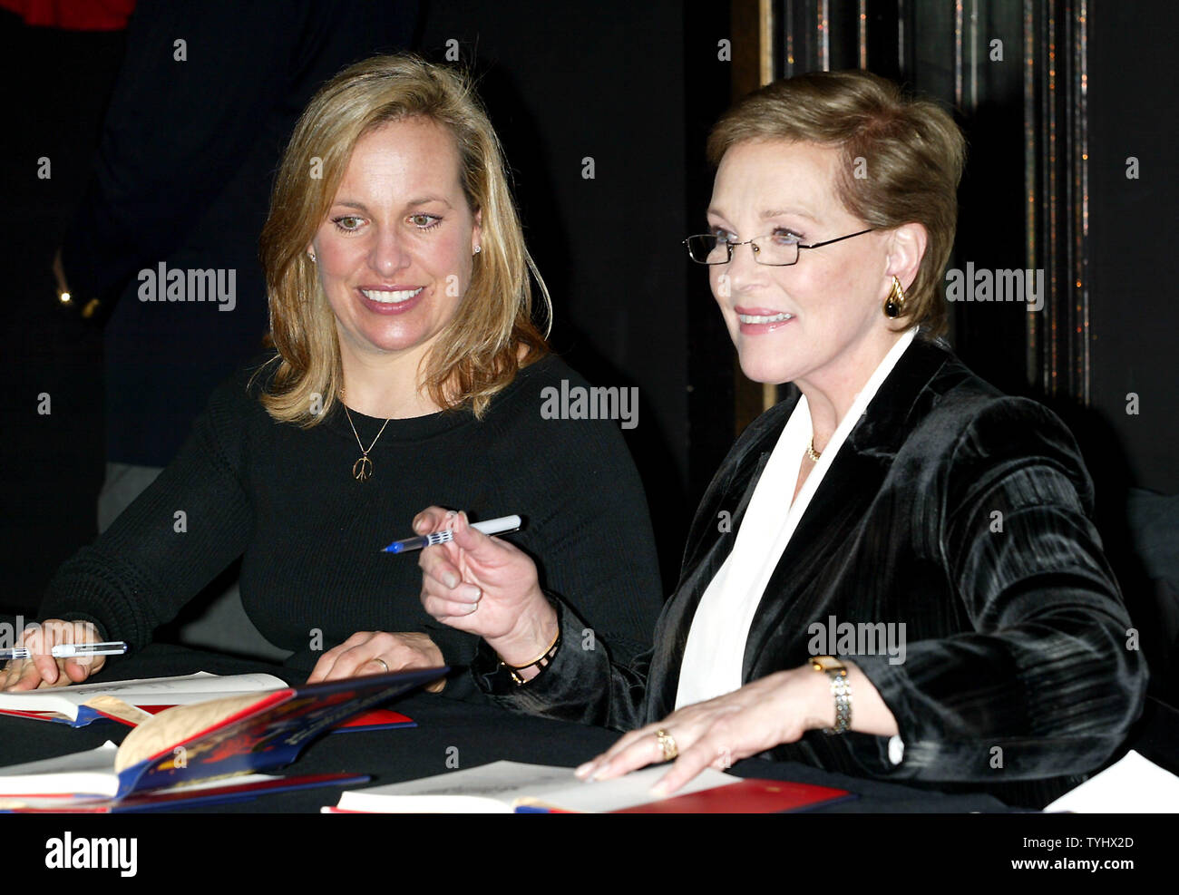 Julie Andrews (à droite) et sa fille Emma Walton Hamilton signer des copies de leur nouveau livre 'Le Grand Américain Mousical" chez Madame Tussauds à New York le 30 janvier 2007. (Photo d'UPI/Laura Cavanaugh) Banque D'Images