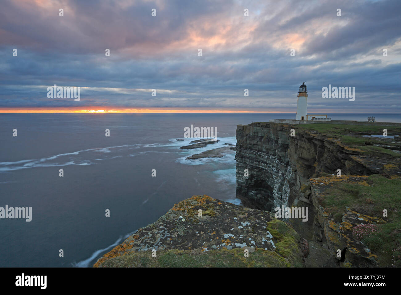 Noup Head Lighthouse sur Orkney Westray au coucher du soleil Banque D'Images