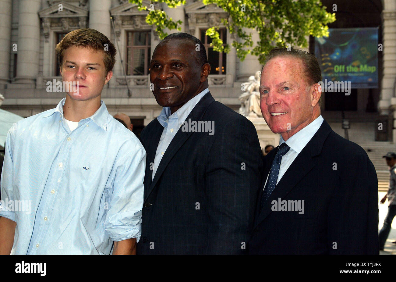 Harry Carson (C) pose avec Frank Gifford et fils Cody Gifford à la conférence de presse annonçant le partenariat entre le Pro Football Hall of Fame et le Musée National du Sport à Bowling Green Park à New York le 19 juin 2007. (Photo d'UPI/Laura Cavanaugh) Banque D'Images