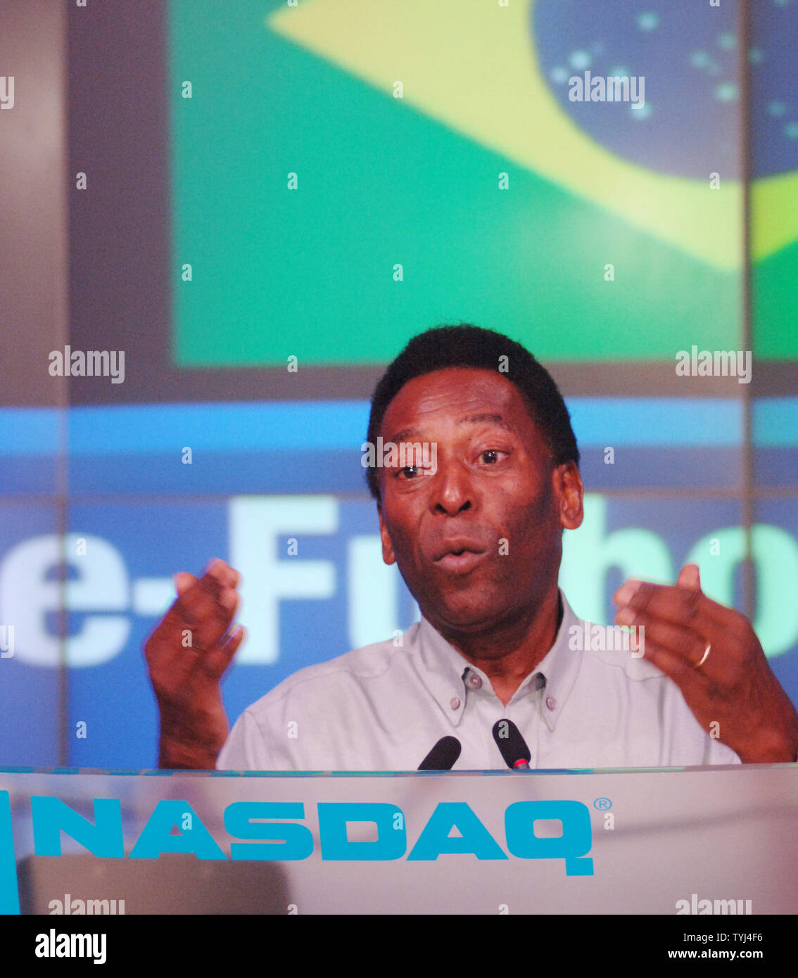 Renown joueur de football Pelé prend part à cloche d'ouverture cérémonies au NASDAQ à New York Times Square du district pour promouvoir "le temps de jouer,temps de lire' campagne de promotion de compétences de lecture pour les jeunes et les familles dans le monde entier le 11 juillet 2007. (Photo d'UPI/Ezio Petersen) Banque D'Images