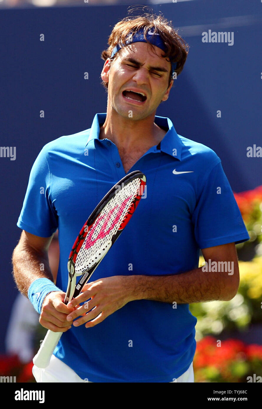 Roger Federer réagit après avoir perdu un point dans son premier match contre les États-Unis à Scoville Jenkins ouvrir à New York City le 27 août 2007. (Photo d'UPI/John Angelillo) Banque D'Images
