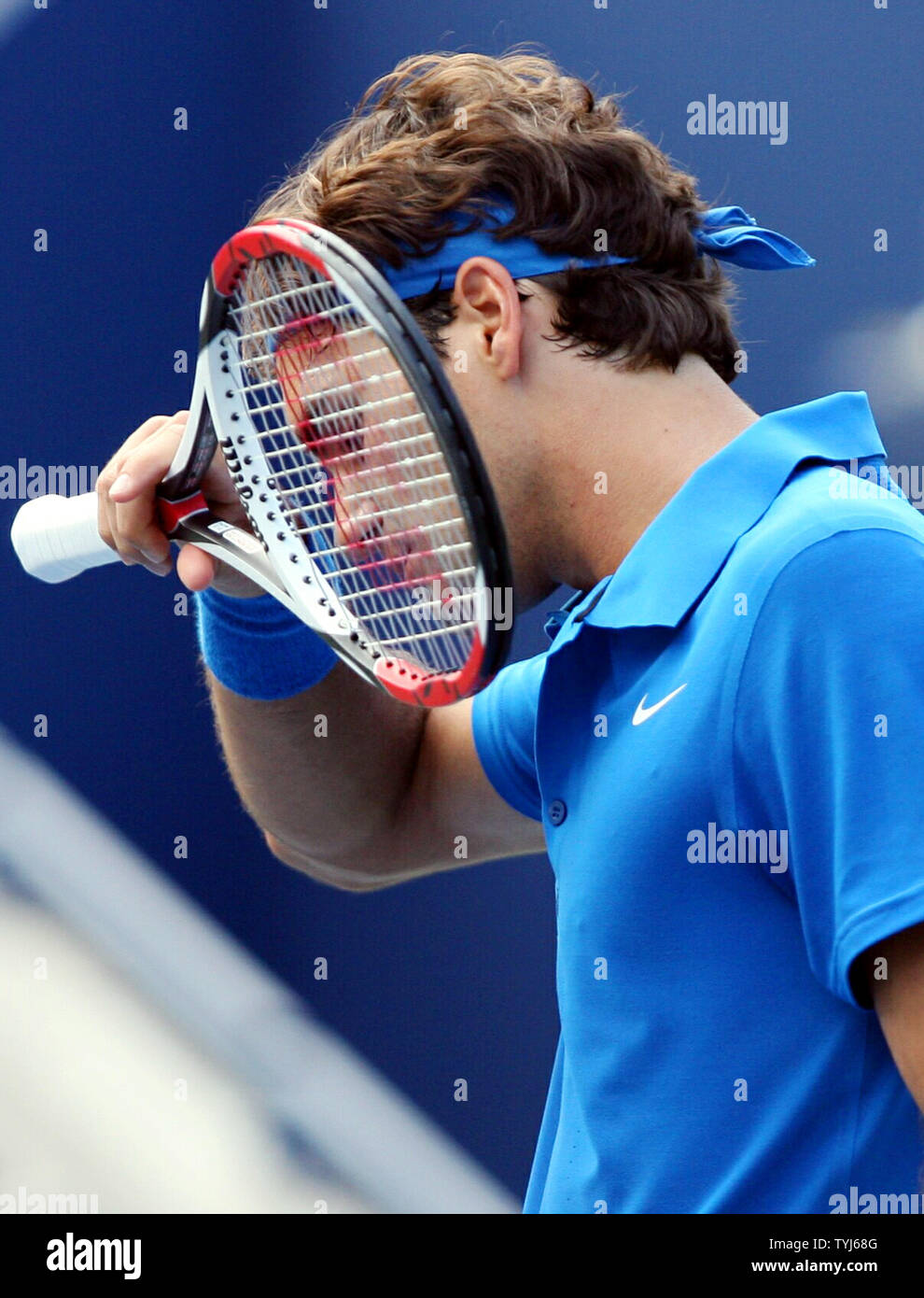 Roger Federer s'essuie le chef après un point dans son premier match contre les États-Unis à Scoville Jenkins ouvrir à New York City le 27 août 2007. (Photo d'UPI/John Angelillo) Banque D'Images