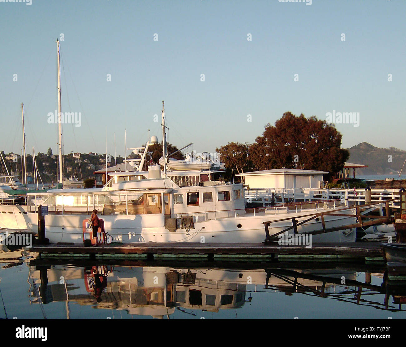 Une péniche est relativement abordable de la vie de très coûteuses Sausalito, Californie. Remarque- La personne n'est pas reconnaissable. Banque D'Images