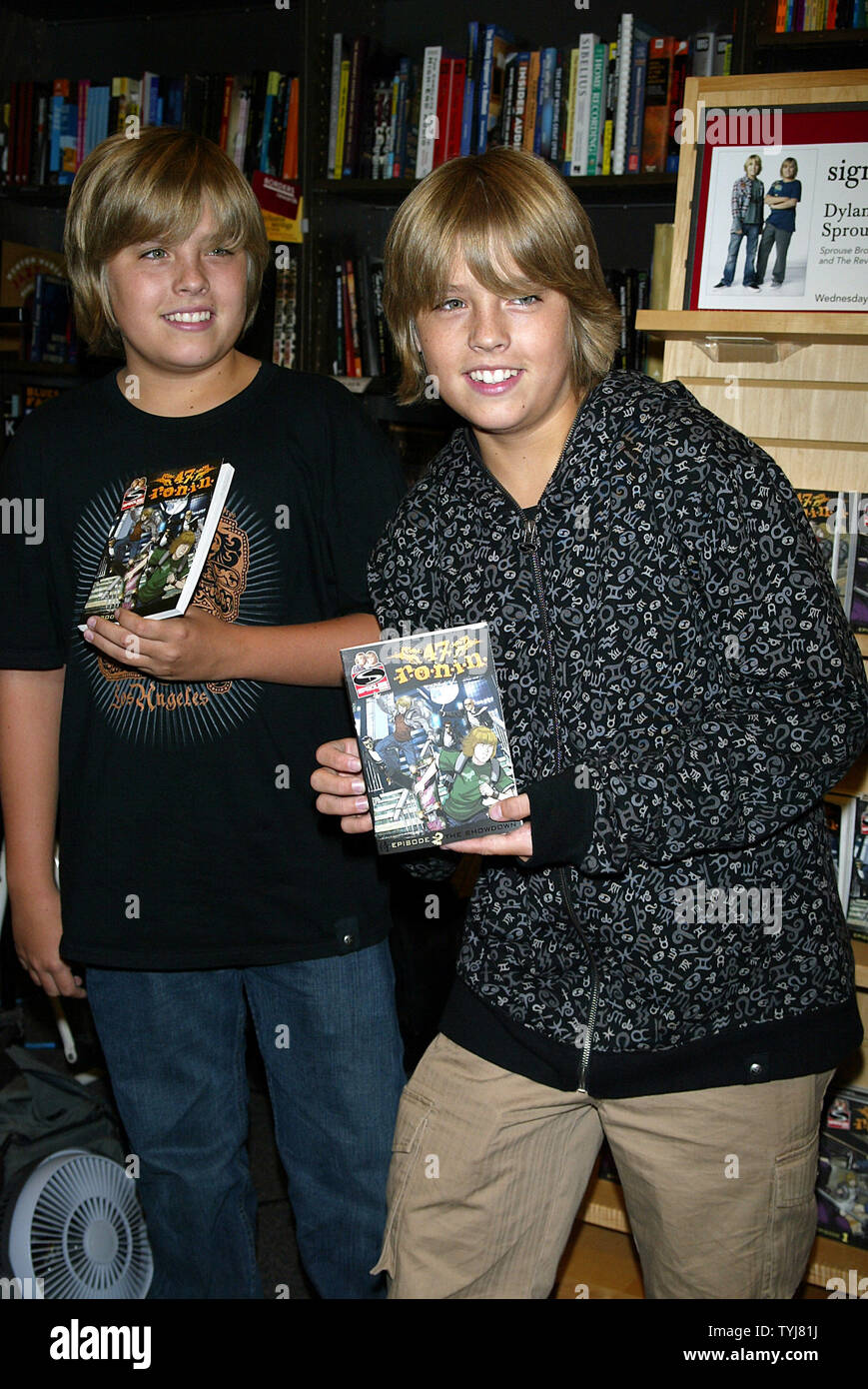 Dylan (L) et Cole Sprouse poser pour les photos avant de signer des copies de leur nouveau livre "prouse Bros. 47 R.O.N.I.P. : l'abattage et la révélation' aux frontières à New York le 19 septembre 2007. (Photo d'UPI/Laura Cavanaugh) Banque D'Images