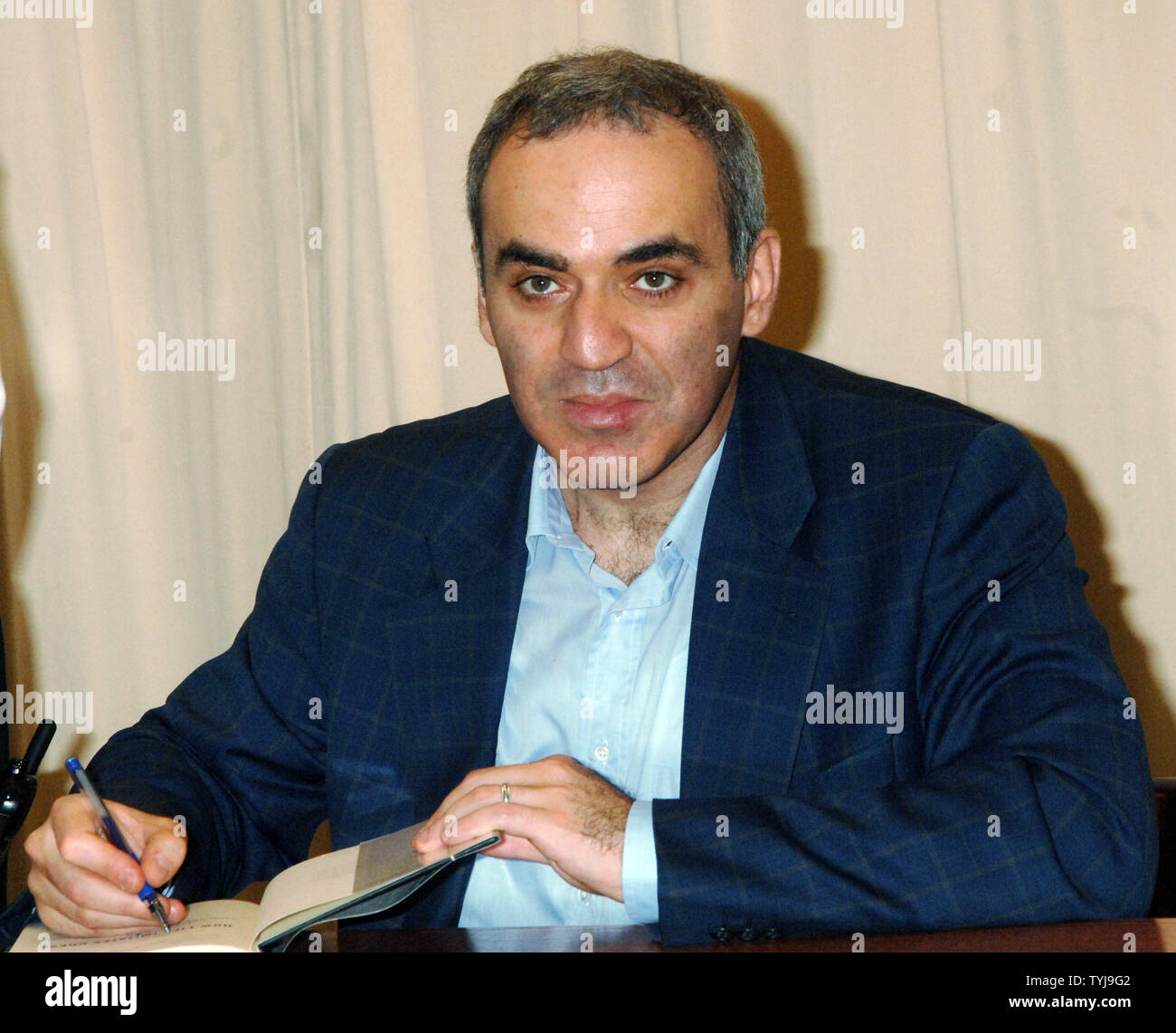 Champion du monde d'échecs Garry Kasparov fait la promotion de sa nouvelle autobiographie 'Comment la vie imite les échecs" à la librairie Barnes et prix Nobel à New York le 18 octobre 2007. (Photo d'UPI/Ezio Petersen) Banque D'Images