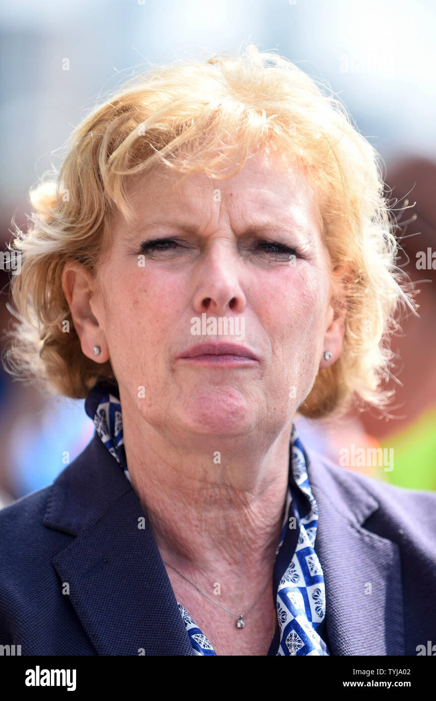 Londres, Royaume-Uni. 26 juin 2019. Anna Soubry, député de Broxtowe dans le Nottinghamshire, répond aux personnes qui participent à une "masse" est maintenant temps hall autour du Parlement. Les militants s'efforce de livrer un message aux députés que de s'attaquer à la crise de l'environnement, un environnement fort Bill est adopté qui peut restaurer la nature, couper les la pollution et améliorer la qualité de l'air. Rassemblements similaires ont lieu partout au Royaume-Uni. Crédit : Stephen Chung / Alamy Live News Banque D'Images