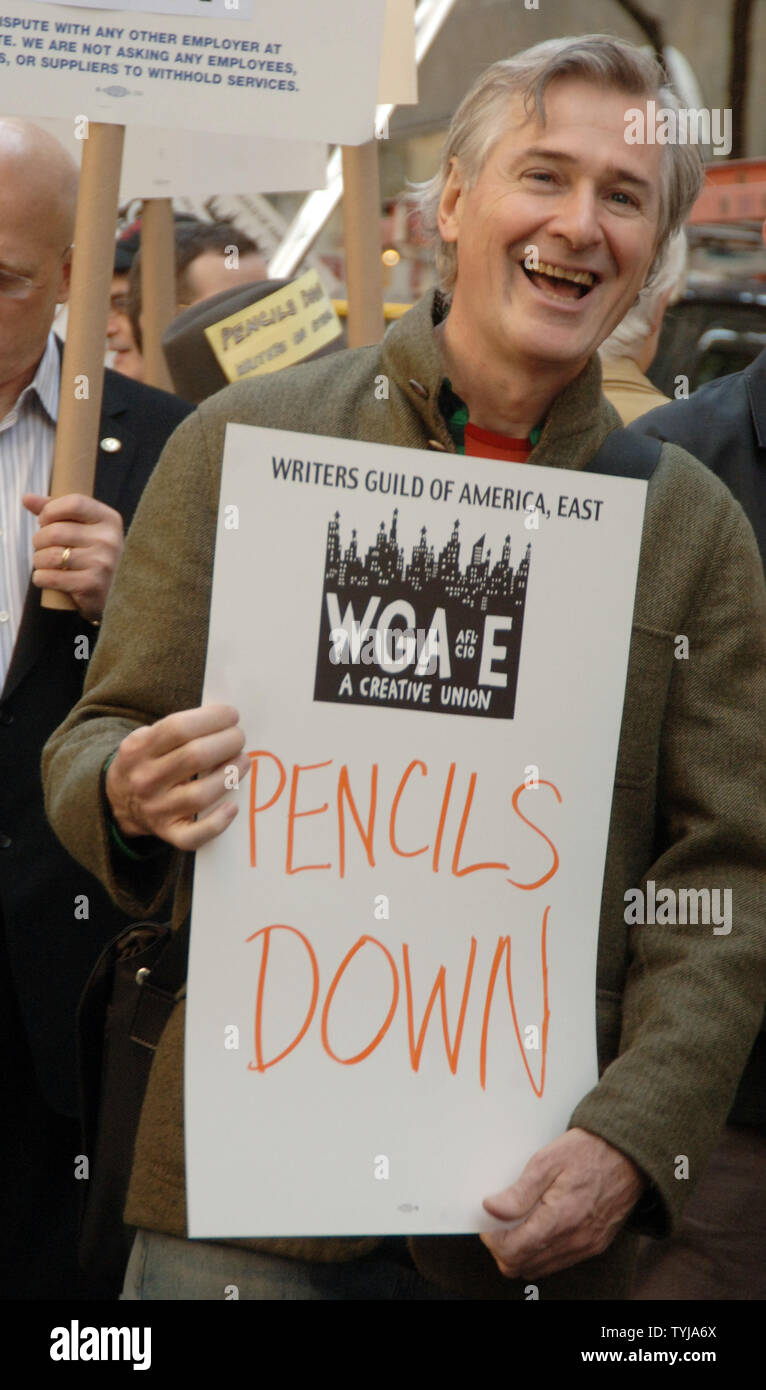 Oscar award et dramaturge lauréat du prix Pulitzer, John Patrick Shanley promenades dans la Writers Guild of America de piquetage au New York's Rockefeller Center pendant le premier jour de la grève des scénaristes, le 5 novembre 2007. (Photo d'UPI/Ezio Petersen) Banque D'Images