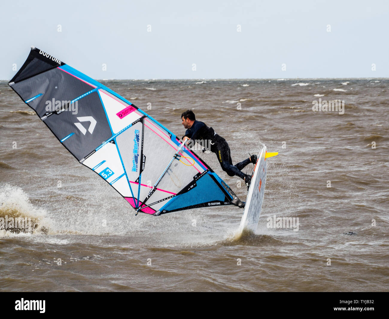 Minster sur Mer, Kent, UK. 26 Juin, 2019. Météo France : un après-midi venteux à Minster sur Mer, Kent. Credit : James Bell/Alamy Live News Banque D'Images