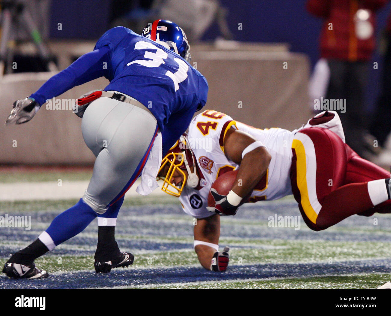 Redskins de Washington Ladell Betts (46) plonge pour un 14 verges passé New York Giants Aaron Ross au deuxième trimestre au Giants Stadium à East Rutherford, New Jersey le 16 décembre 2007. (Photo d'UPI/John Angelillo) Banque D'Images