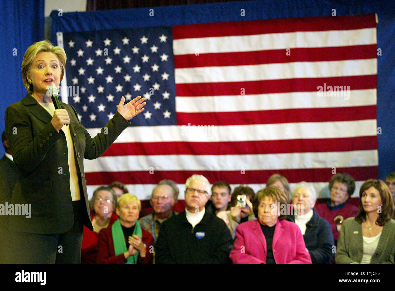 La sénatrice Hillary Clinton (D-NY), parle à l'Église méthodiste, comme sa mère Dorothy Rodham (2e R) et Mary Steenburgen (R) chercher sur, tout en faisant campagne pour le Caucus de l'Iowa à Indianola, Iowa le 2 janvier 2008. (Photo d'UPI/Laura Cavanaugh) Banque D'Images